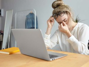 Leia mais sobre o artigo Olhos ardendo após horas nas telas? Pode ser olho seco